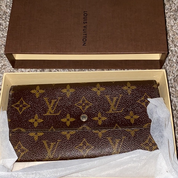 LV wallet Authentic - Picture 1 of 10